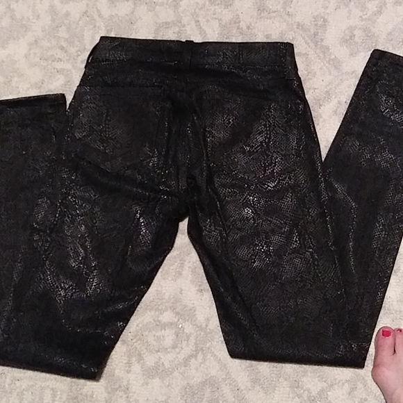 FAB Glossy Women's JBrand Blk Snake Embossed Denim Pant Sz25 - Picture 3 of 5